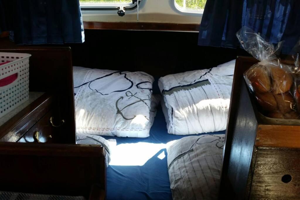 Boat Allemansfreon - Kamperen Op Het Water - Niet Om Mee Te Varen - Read Host Profile-Lees Hostprofiel Jutrijp Bagian luar foto