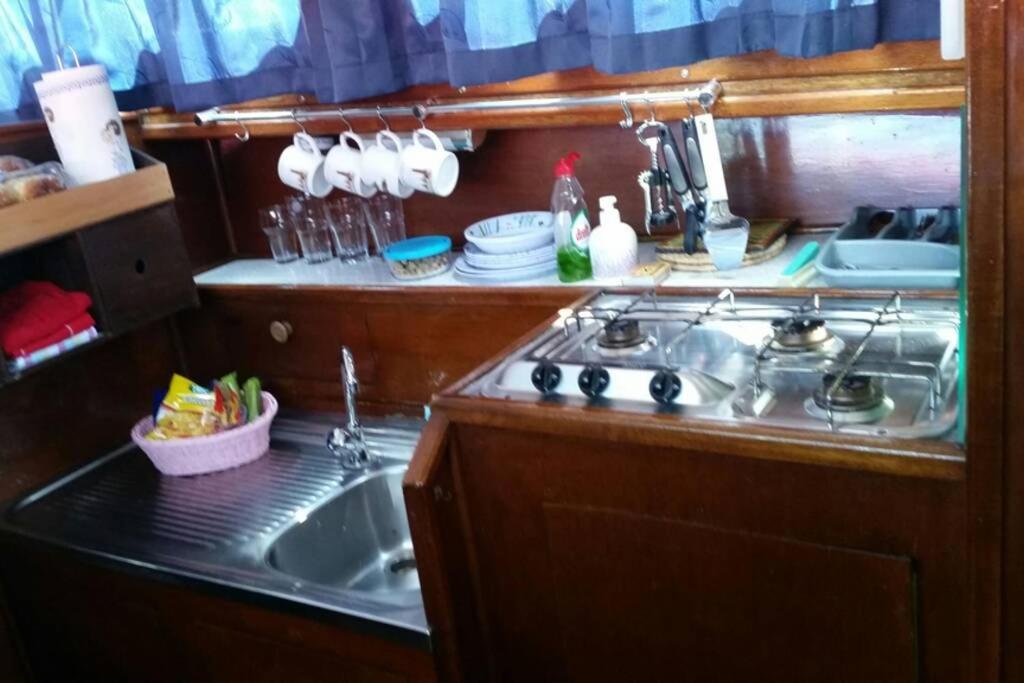 Boat Allemansfreon - Kamperen Op Het Water - Niet Om Mee Te Varen - Read Host Profile-Lees Hostprofiel Jutrijp Bagian luar foto