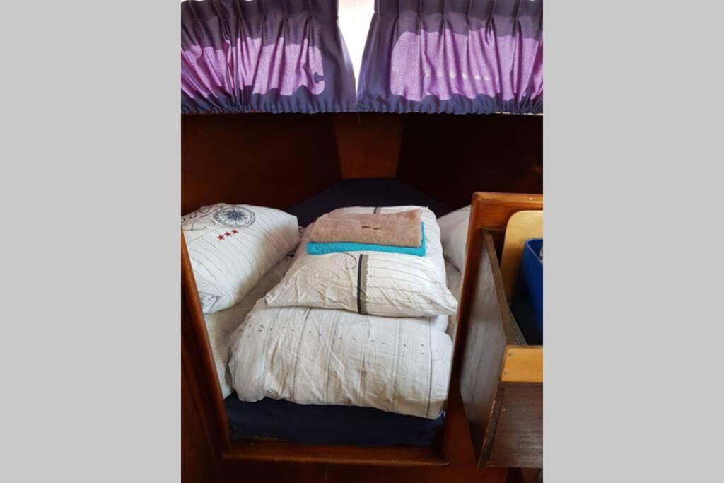 Boat Allemansfreon - Kamperen Op Het Water - Niet Om Mee Te Varen - Read Host Profile-Lees Hostprofiel Jutrijp Bagian luar foto