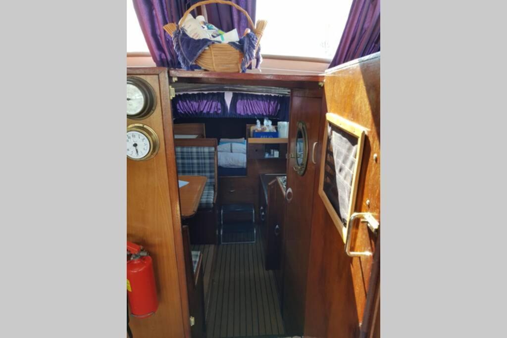 Boat Allemansfreon - Kamperen Op Het Water - Niet Om Mee Te Varen - Read Host Profile-Lees Hostprofiel Jutrijp Bagian luar foto