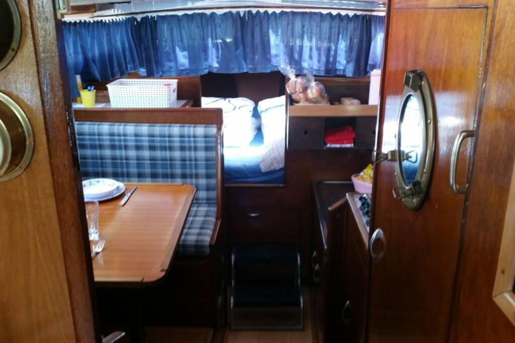 Boat Allemansfreon - Kamperen Op Het Water - Niet Om Mee Te Varen - Read Host Profile-Lees Hostprofiel Jutrijp Bagian luar foto