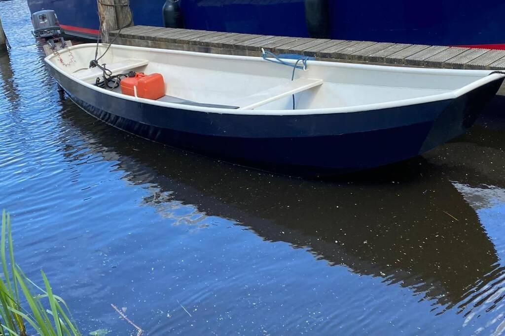 Boat Allemansfreon - Kamperen Op Het Water - Niet Om Mee Te Varen - Read Host Profile-Lees Hostprofiel Jutrijp Bagian luar foto