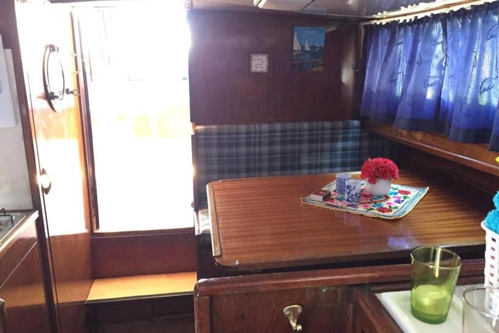 Boat Allemansfreon - Kamperen Op Het Water - Niet Om Mee Te Varen - Read Host Profile-Lees Hostprofiel Jutrijp Bagian luar foto