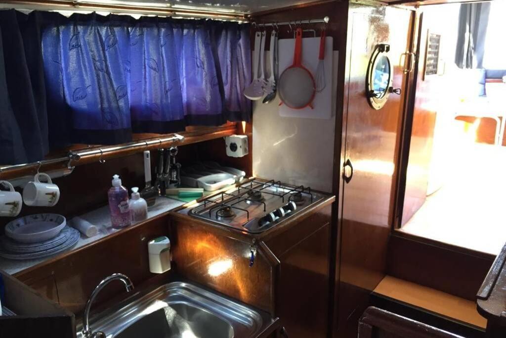 Boat Allemansfreon - Kamperen Op Het Water - Niet Om Mee Te Varen - Read Host Profile-Lees Hostprofiel Jutrijp Bagian luar foto