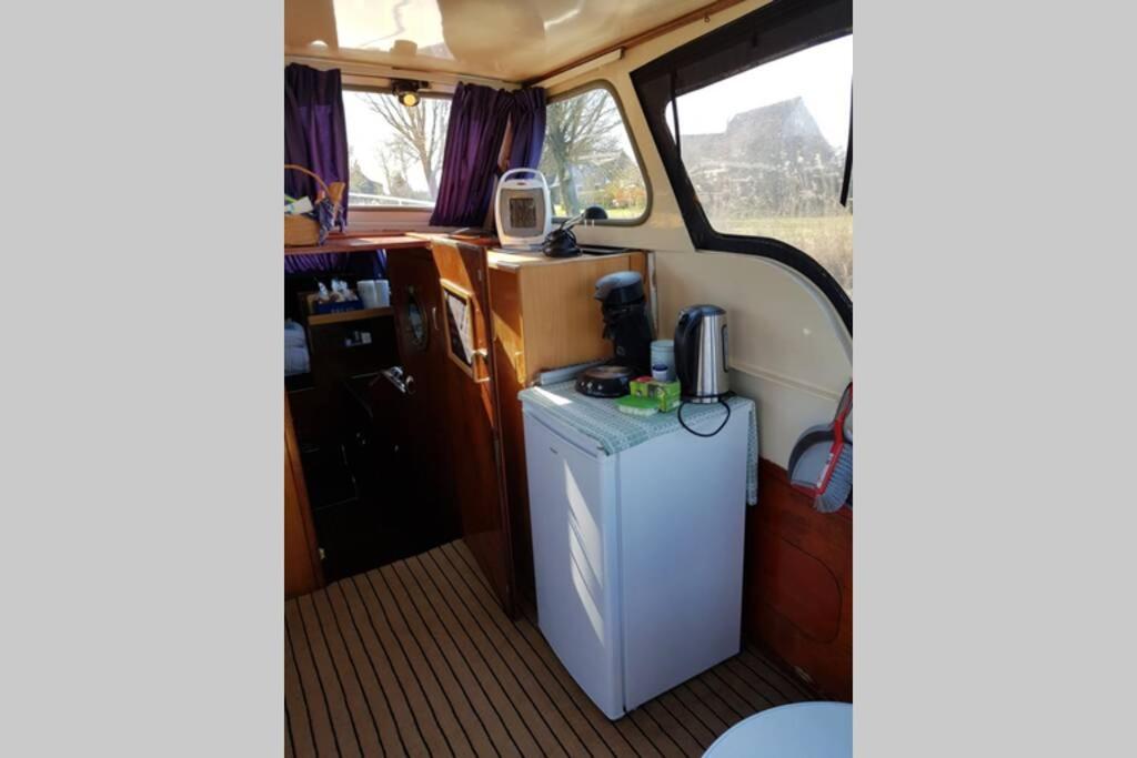 Boat Allemansfreon - Kamperen Op Het Water - Niet Om Mee Te Varen - Read Host Profile-Lees Hostprofiel Jutrijp Bagian luar foto