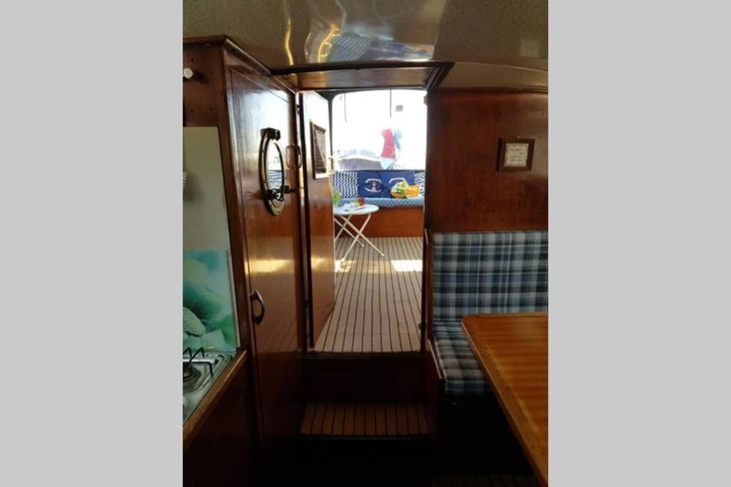 Boat Allemansfreon - Kamperen Op Het Water - Niet Om Mee Te Varen - Read Host Profile-Lees Hostprofiel Jutrijp Bagian luar foto