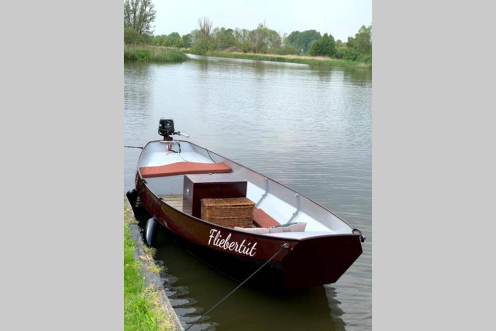 Boat Allemansfreon - Kamperen Op Het Water - Niet Om Mee Te Varen - Read Host Profile-Lees Hostprofiel Jutrijp Bagian luar foto
