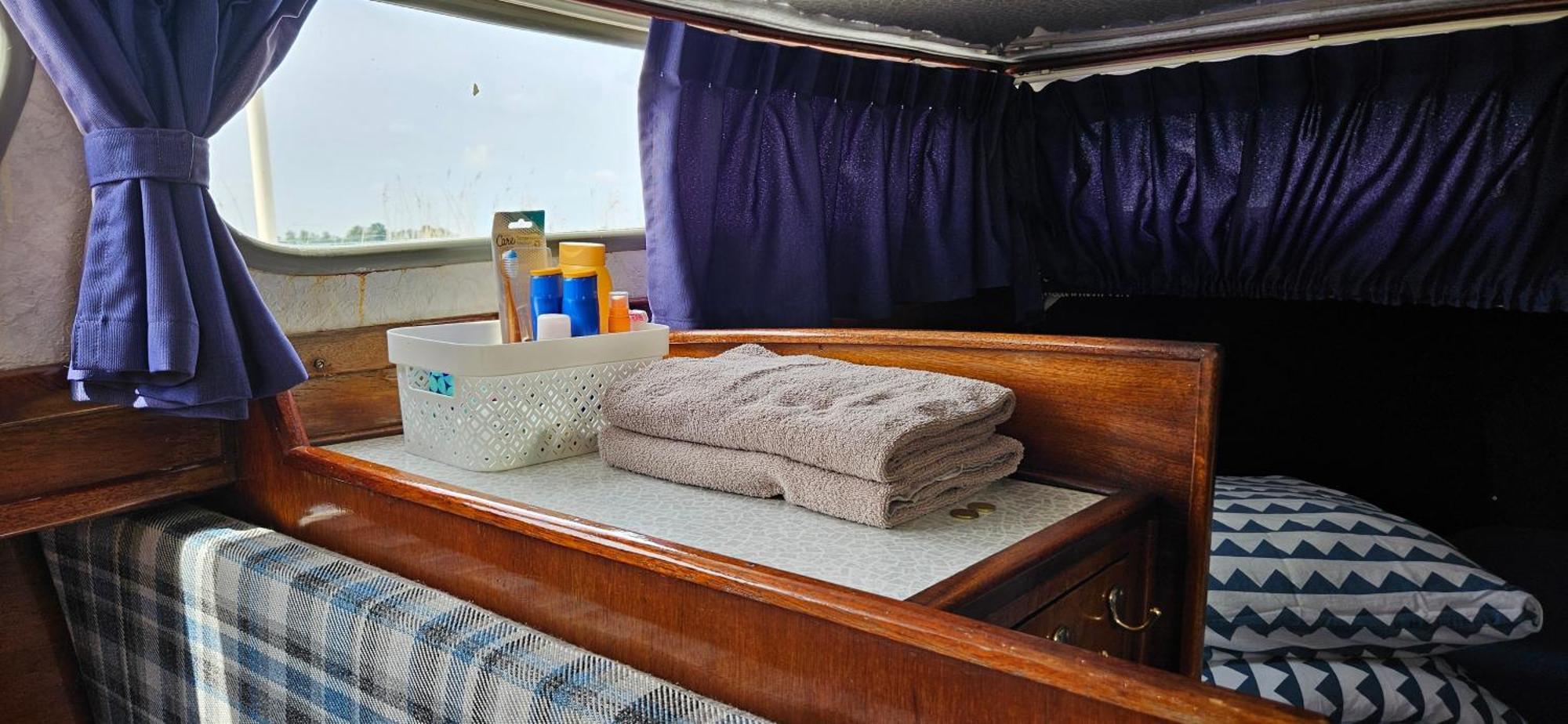 Boat Allemansfreon - Kamperen Op Het Water - Niet Om Mee Te Varen - Read Host Profile-Lees Hostprofiel Jutrijp Bagian luar foto
